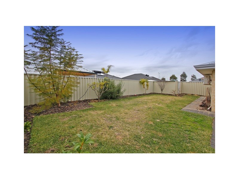 8 Alpina Promenade, Banksia Grove WA 6031