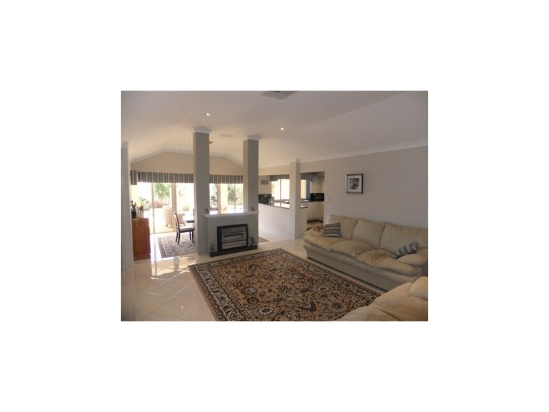 8 Langmuir Way, Tapping WA 6065