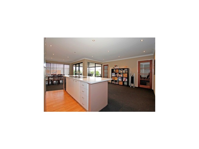 8 Alpina Promenade, Banksia Grove WA 6031