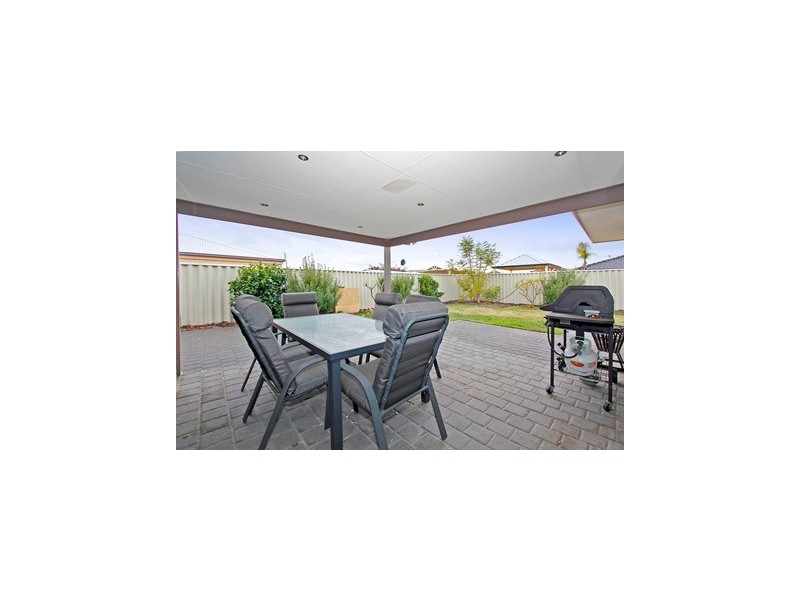 8 Alpina Promenade, Banksia Grove WA 6031