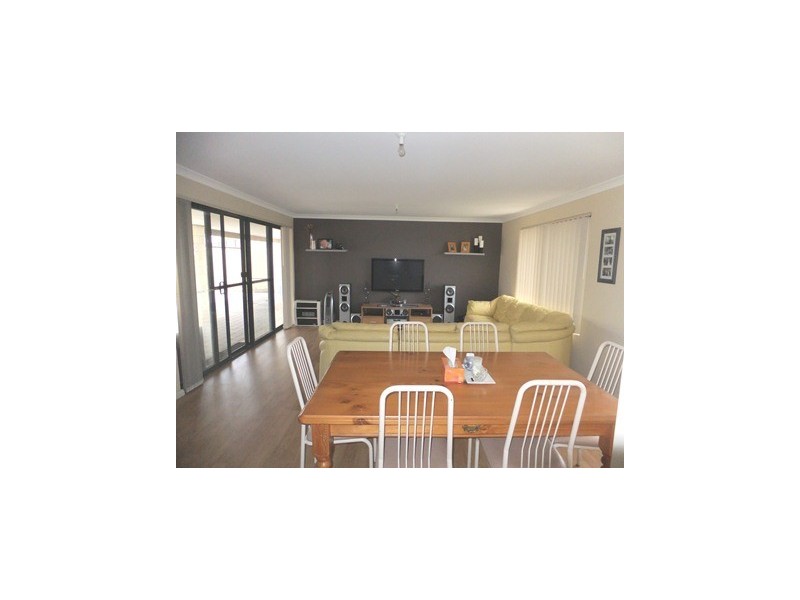 19 Rocklands Loop, Carramar WA 6031