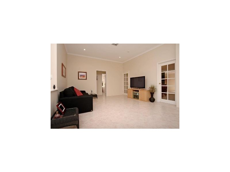 28 Rochester Drive, Mindarie WA 6030