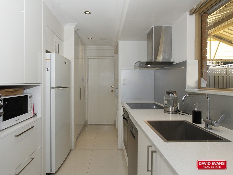 2 Lupin Ct, Hocking WA 6065