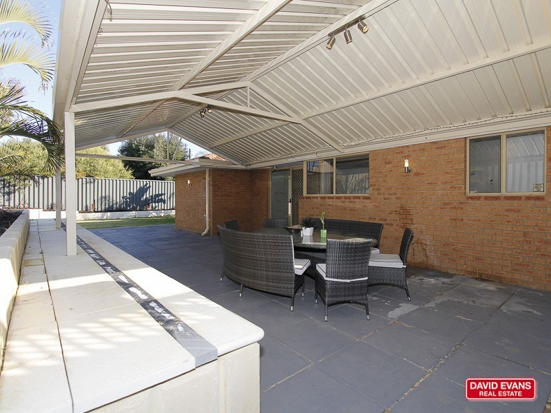 2 Lupin Ct, Hocking WA 6065