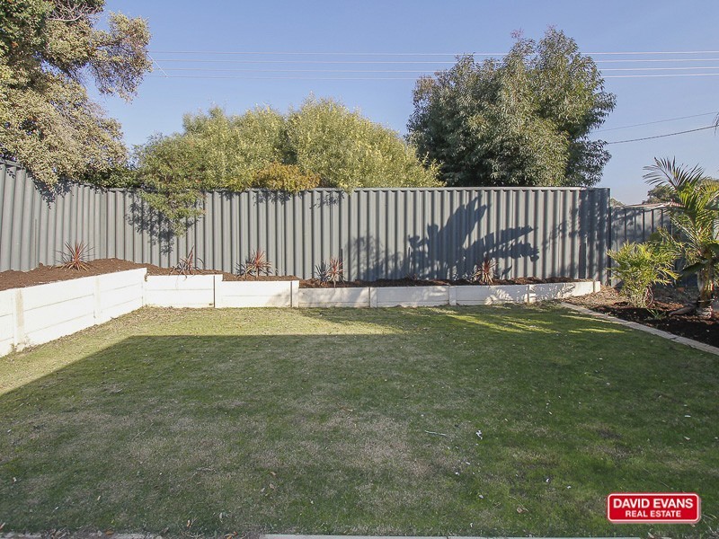 2 Lupin Ct, Hocking WA 6065