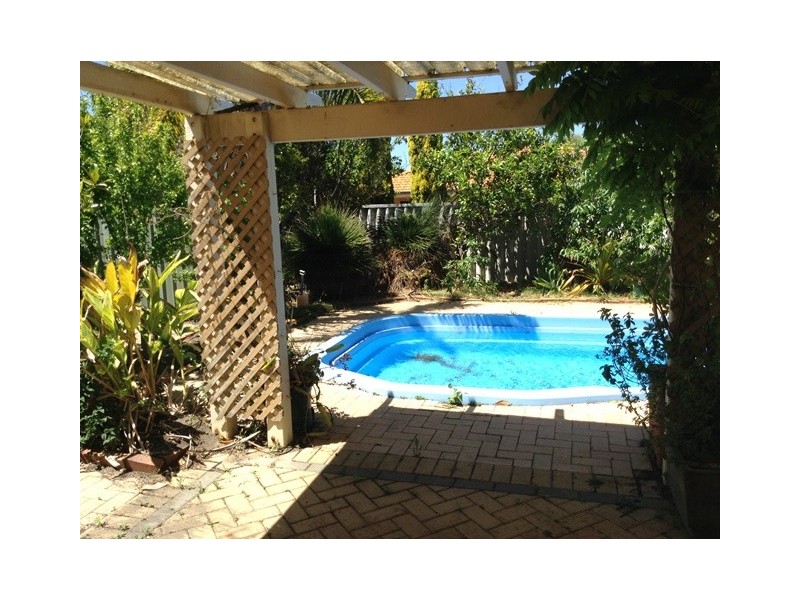 42 Golf links Drive, Carramar WA 6031