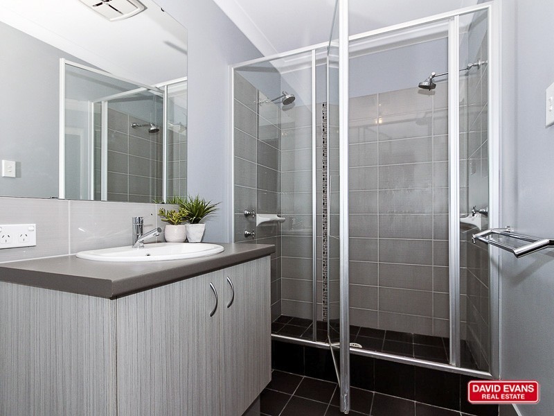 28 LESCHENAULT LOOP, Banksia Grove WA 6031
