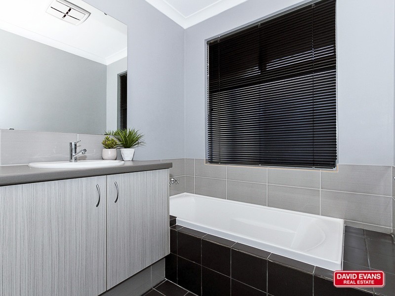 28 LESCHENAULT LOOP, Banksia Grove WA 6031