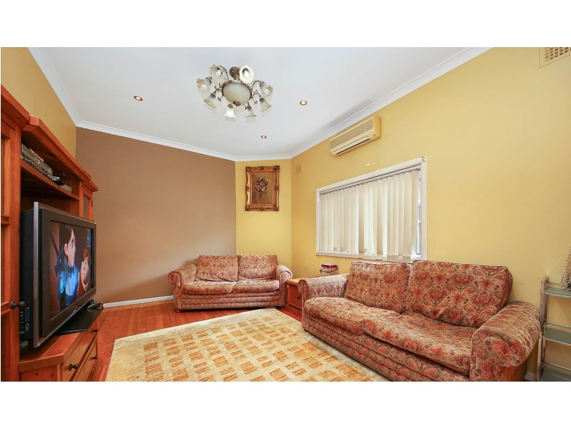 12 Flora Street, Roselands NSW 2196