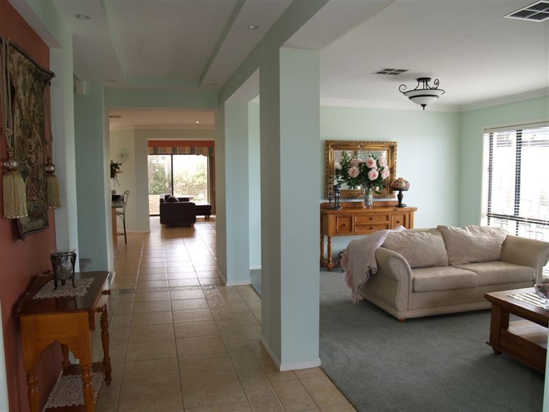 9 Landseer Crescent, Seaford Rise SA 5169