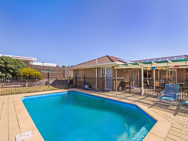 2 Fishcombe Court, Moana SA 5169