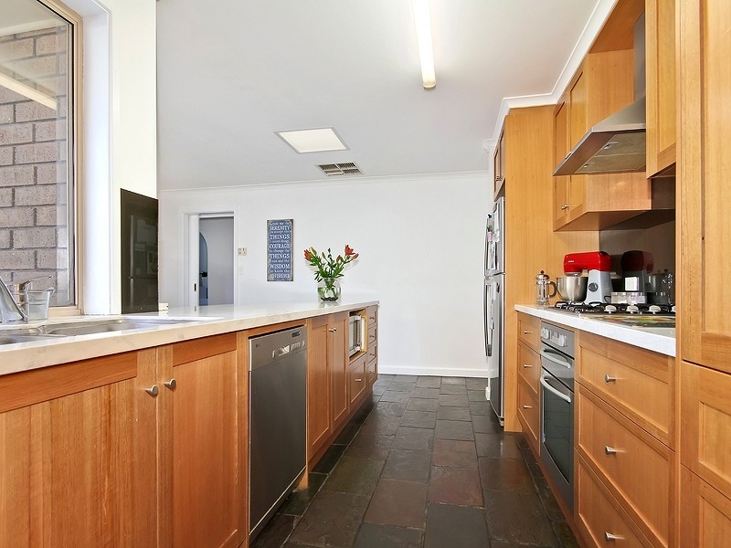 2 Fishcombe Court, Moana SA 5169