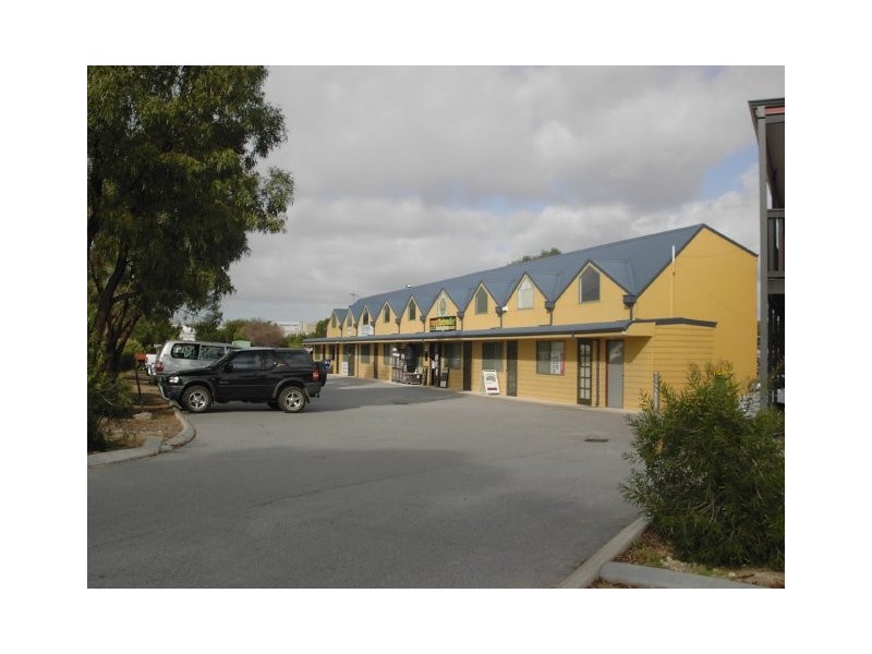 4/8 Day Rd, Rockingham WA 6168