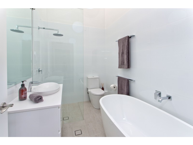 2/2-4 Beach Street, Curl Curl NSW 2096