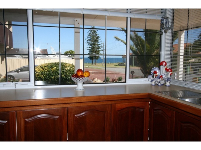 6 Ernest Street, Safety Bay WA 6169