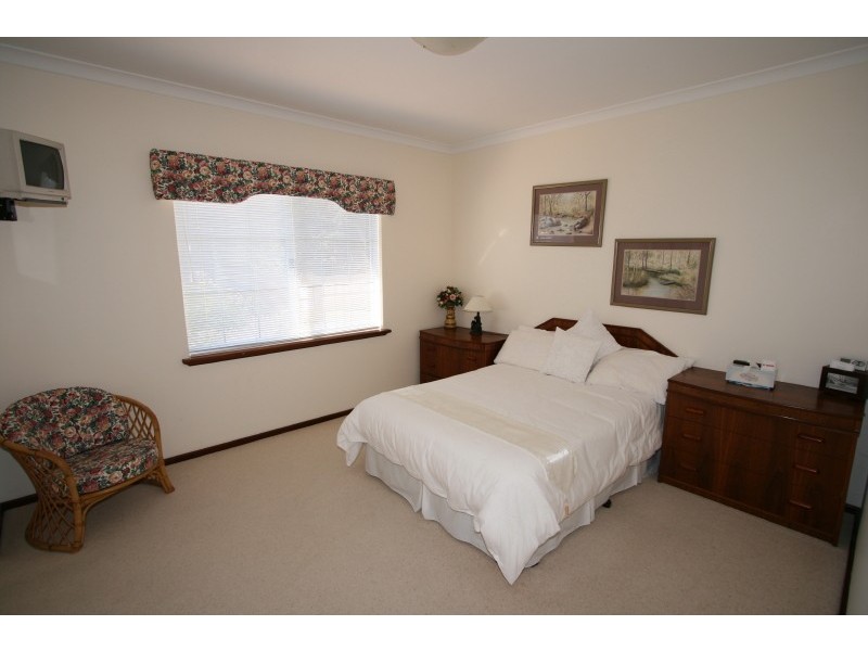 6 Ernest Street, Safety Bay WA 6169