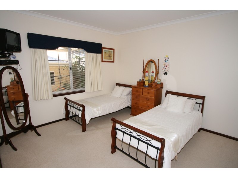 6 Ernest Street, Safety Bay WA 6169