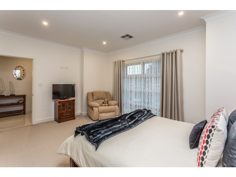 18 Crispian Street, Fulham SA 5024