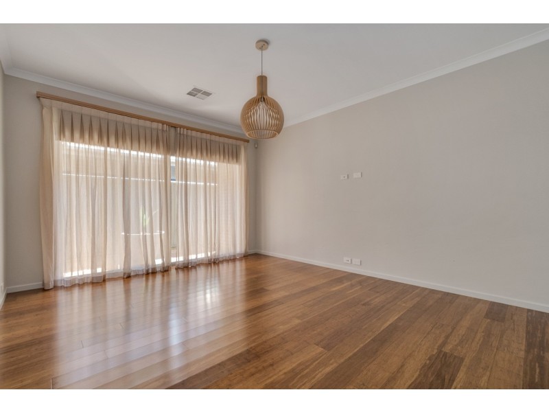 10 Greenslade Boulevard, Evanston South SA 5116