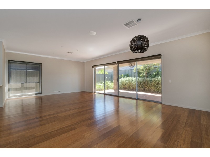 10 Greenslade Boulevard, Evanston South SA 5116