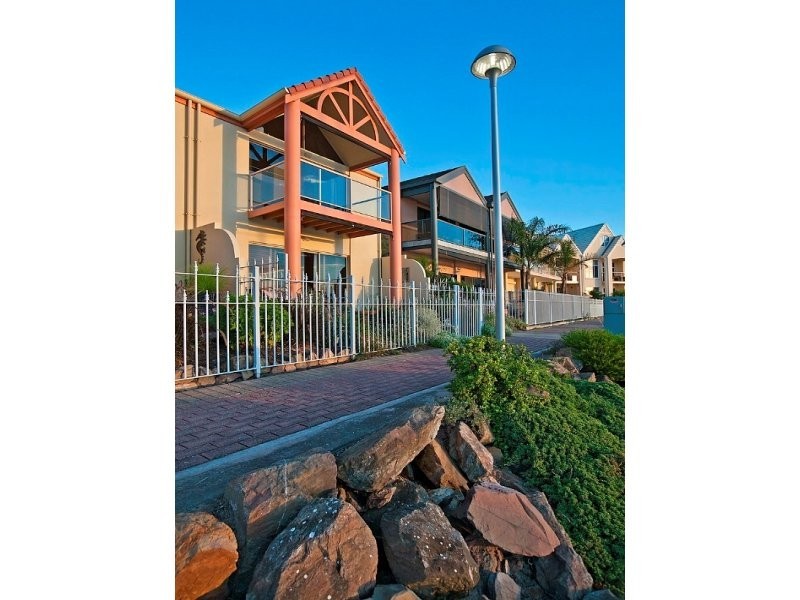 1/8 Coral Way, North Haven SA 5018