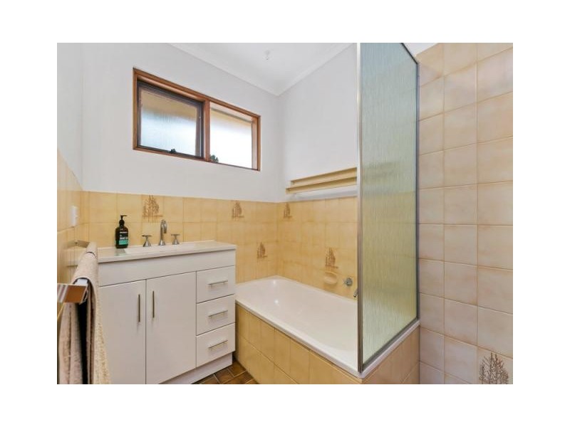 1 Ona Crt, Aberfoyle Park SA 5159