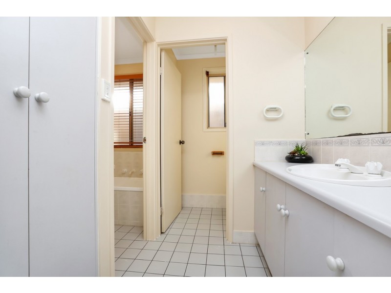 17 Lyle Street, Para Vista SA 5093