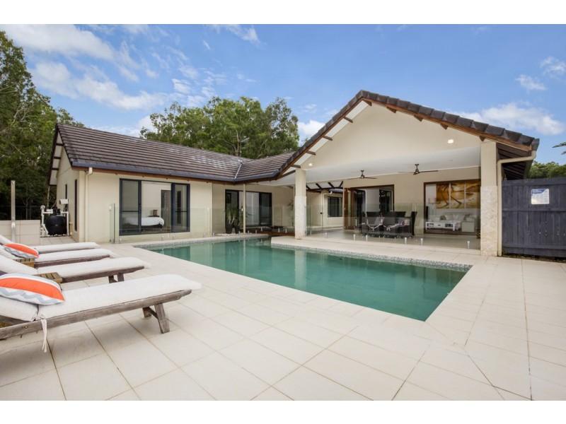 6 Nancy Close, Oak Beach QLD 4877