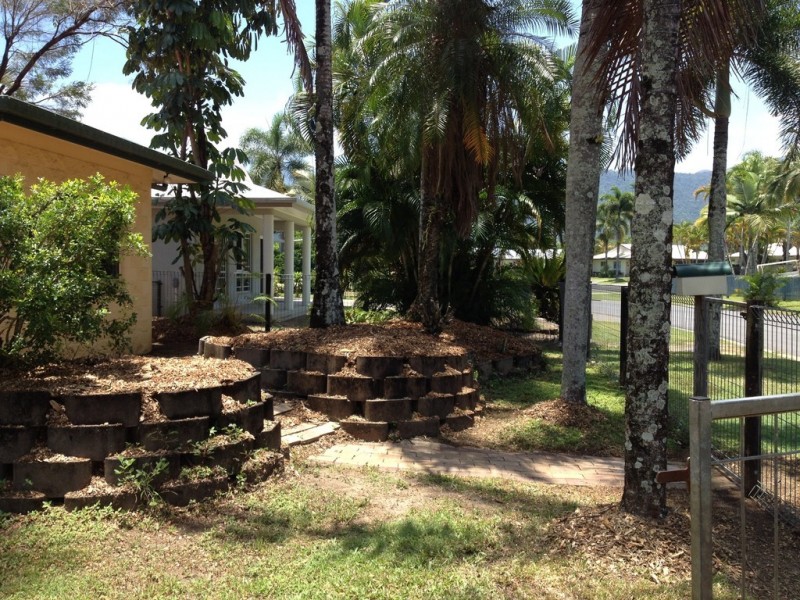 32 Middlemiss Street, Mossman QLD 4873