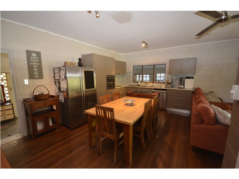 11 Pringle Street, Mossman QLD 4873