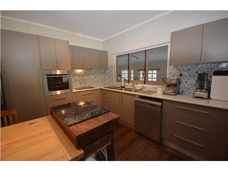 11 Pringle Street, Mossman QLD 4873