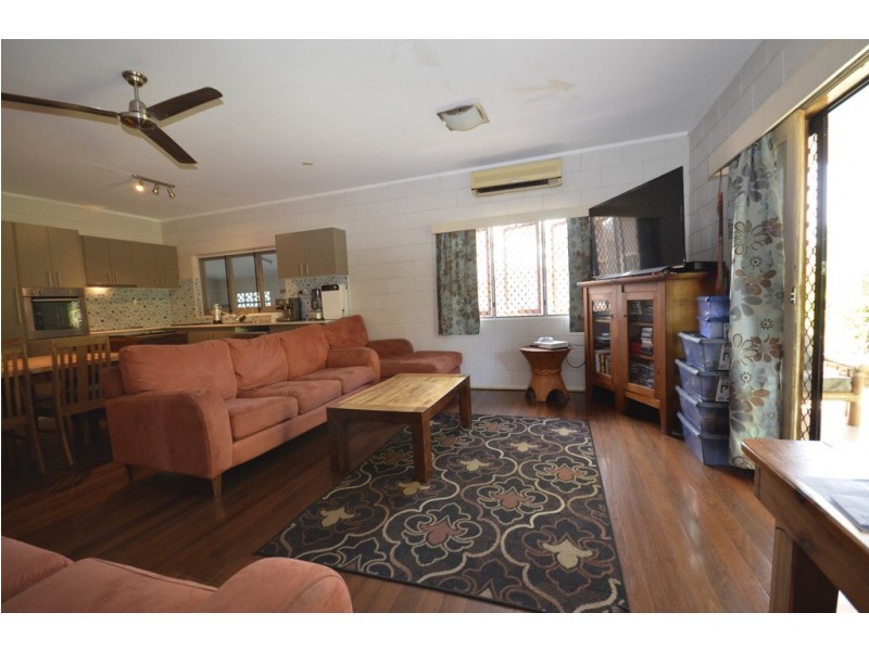 11 Pringle Street, Mossman QLD 4873
