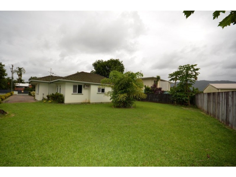 9 Bow Street, Mossman QLD 4873
