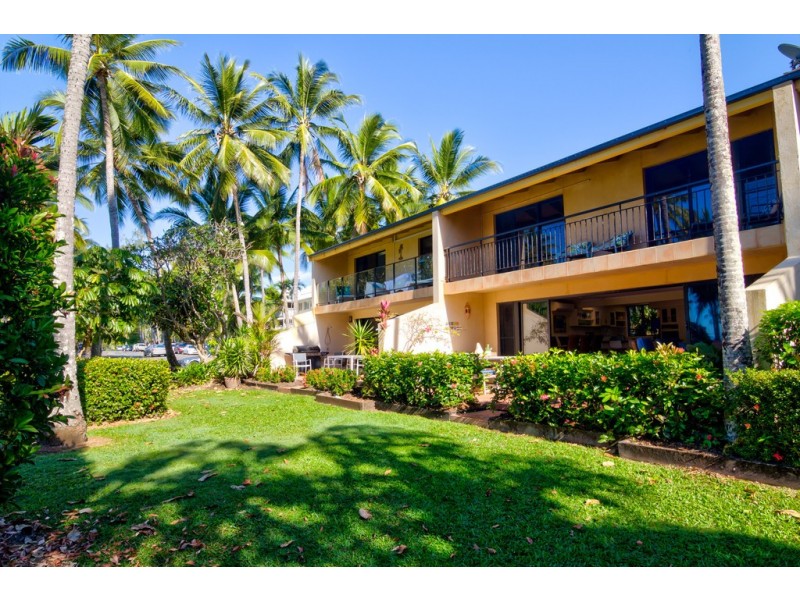2/5 The Esplanade “Two On The Beach”, Port Douglas QLD 4877