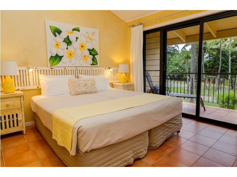 2/5 The Esplanade “Two On The Beach”, Port Douglas QLD 4877