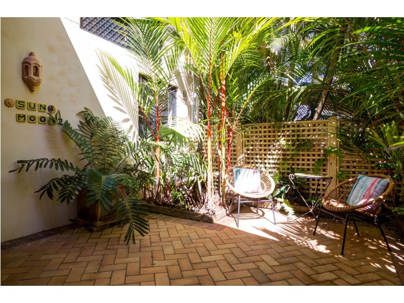 2/5 The Esplanade “Two On The Beach”, Port Douglas QLD 4877