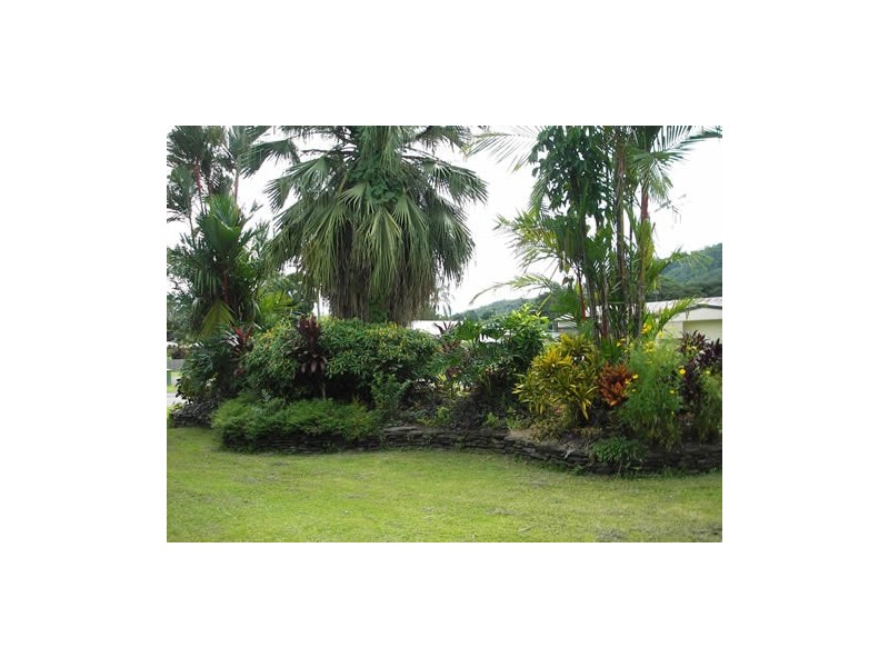13 Thomas Street, Mossman QLD 4873