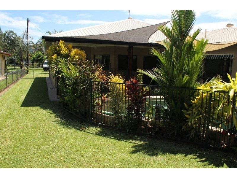 25 Maxwell Street, Mossman QLD 4873