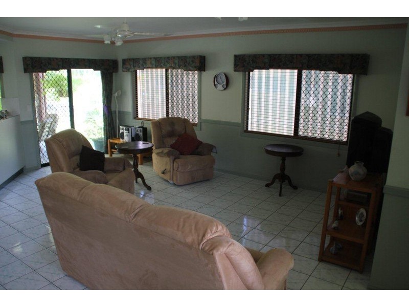 25 Maxwell Street, Mossman QLD 4873