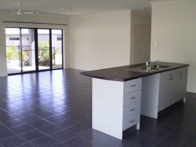 16 Satinash Street, Mossman QLD 4873