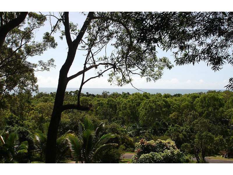 4 Finlay Crescent, Oak Beach QLD 4877