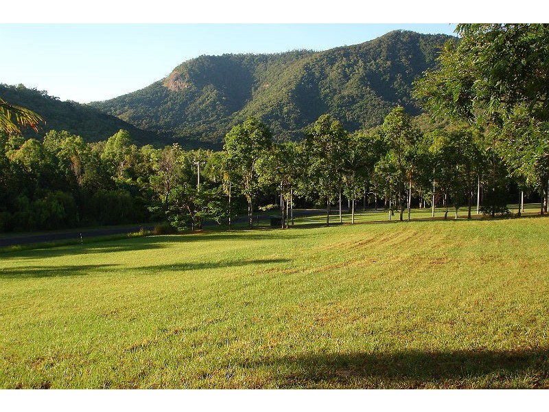 4 Finlay Crescent, Oak Beach QLD 4877