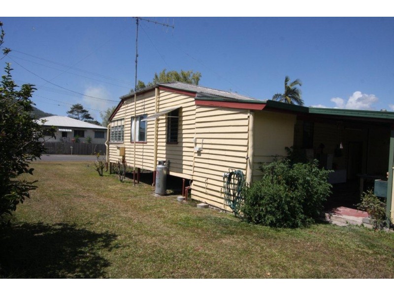 18 Mossman Street, Mossman QLD 4873