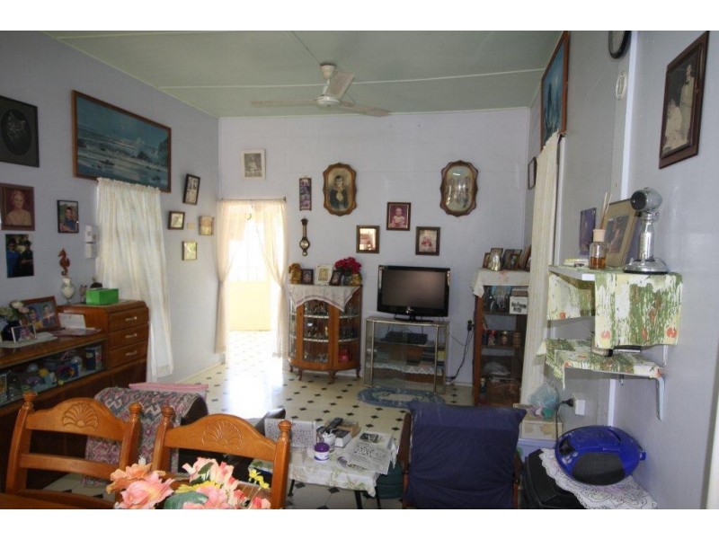 18 Mossman Street, Mossman QLD 4873