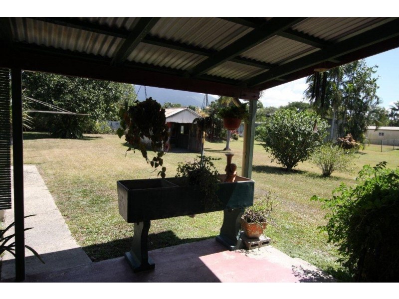 18 Mossman Street, Mossman QLD 4873