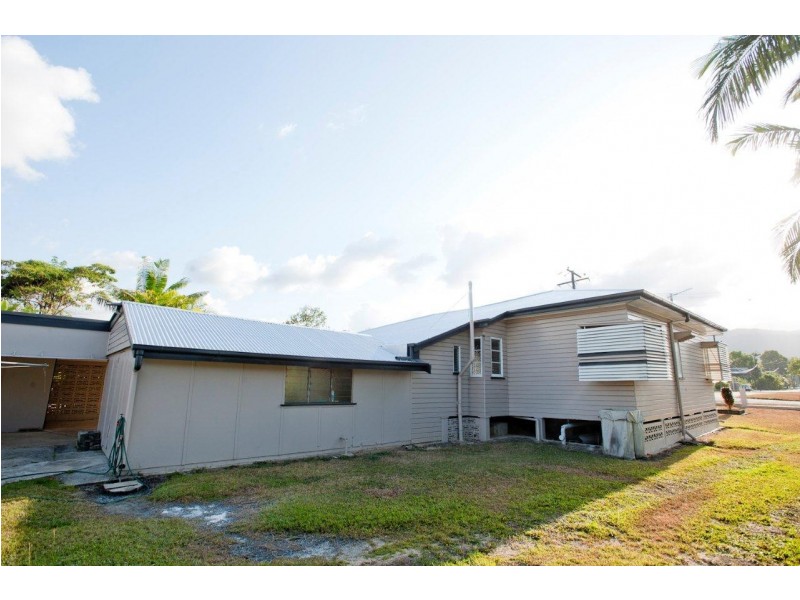 33 Mossman Street, Mossman QLD 4873