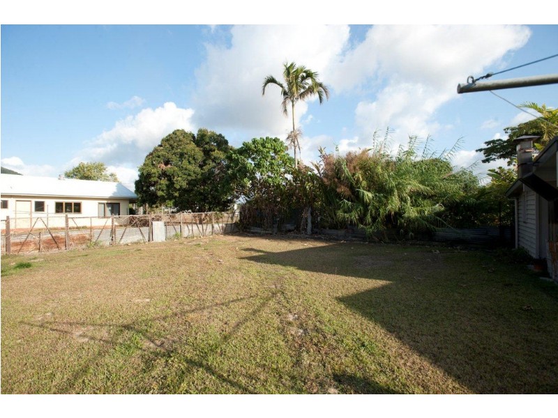 33 Mossman Street, Mossman QLD 4873