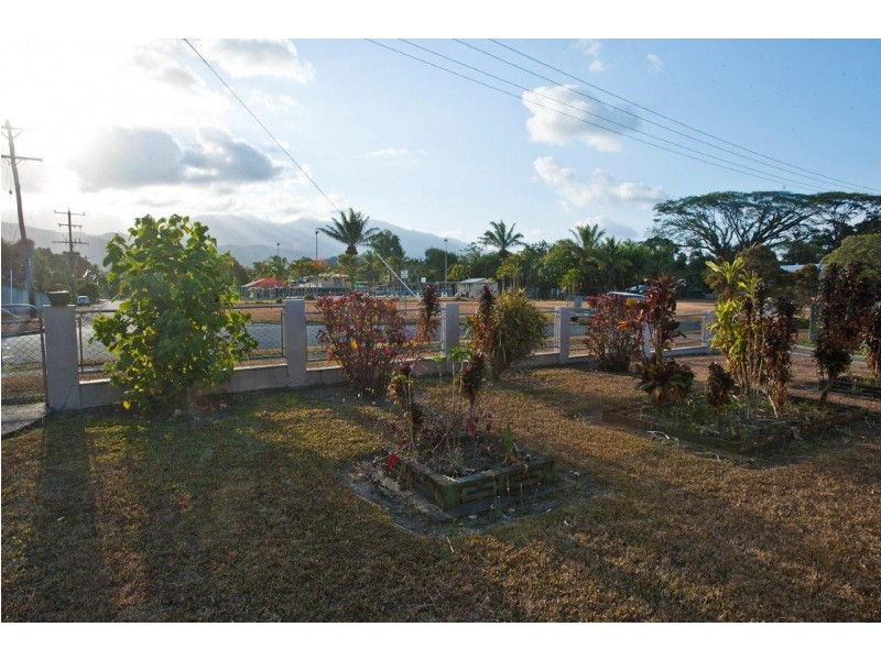 33 Mossman Street, Mossman QLD 4873