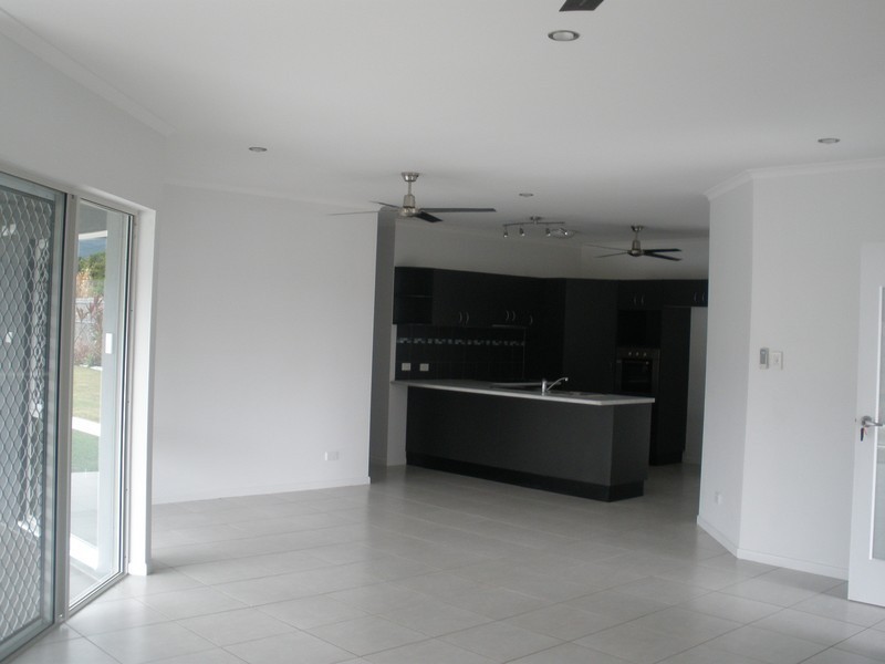 2 Riflebird Crescent, Mossman QLD 4873