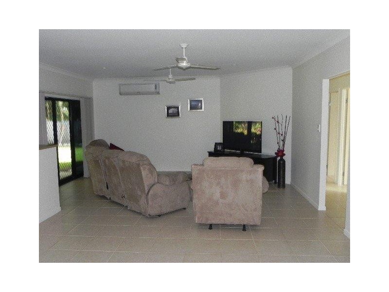 32 White Oak Ave, Mossman QLD 4873